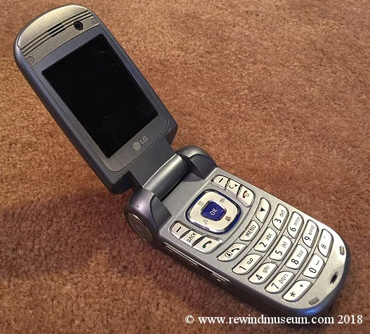 LG U8380 flip phone