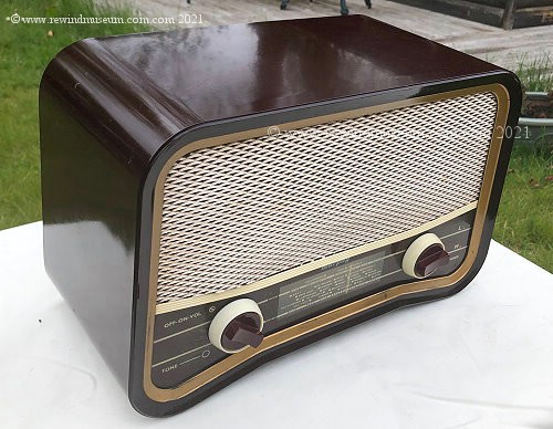 Murphy U698 valve radio.