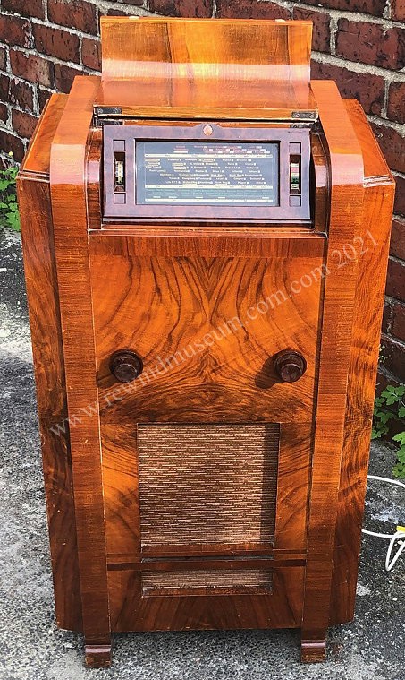 1936 Philips Model 790A Radio Console.