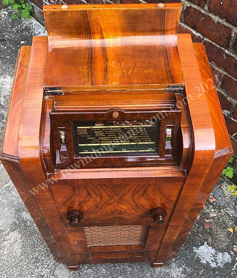 1936 Philips Model 790A Radio Console.