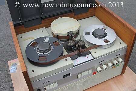 File:Vintage Valiant 5 Transistor Portable Reel-To-Reel Tape