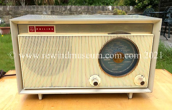 Philips MK 36749 valve radio.