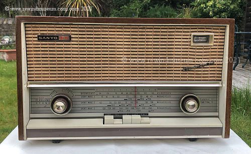 Sanyo 10X-300 transistor radio.