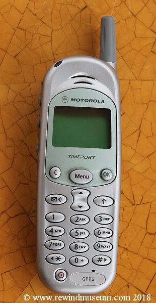 Museum of Motorola 8000X, 28 oz 1983, vintage brick phones, Nokia