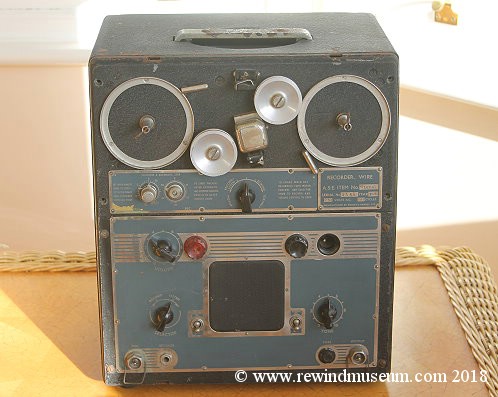 Rewind Museum. Philips EL 3586 portable reel to reel audio recorder. The  Honeytone, F1-Chord, Simon tape recorders. Wire recorder.